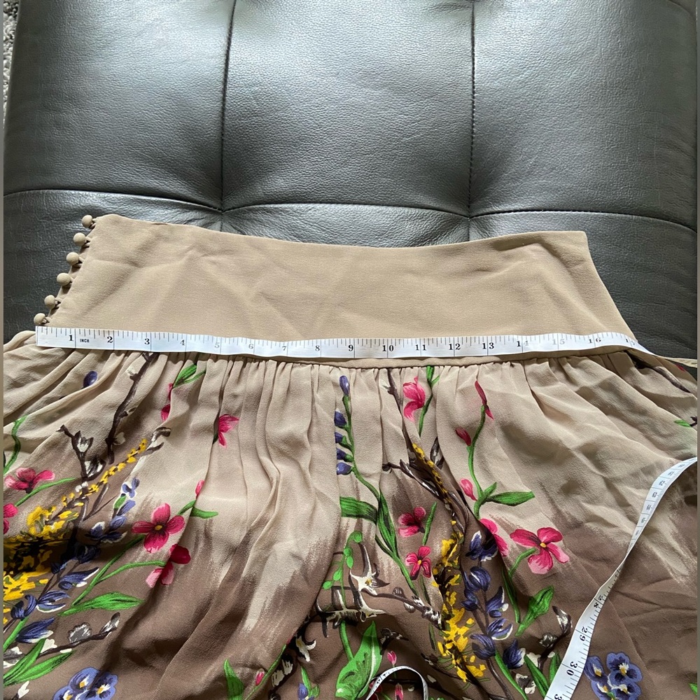 BCBG MAXAZRIA skirt size 4 
Used in good condition 
See pictures for details - Picture 9 of 10